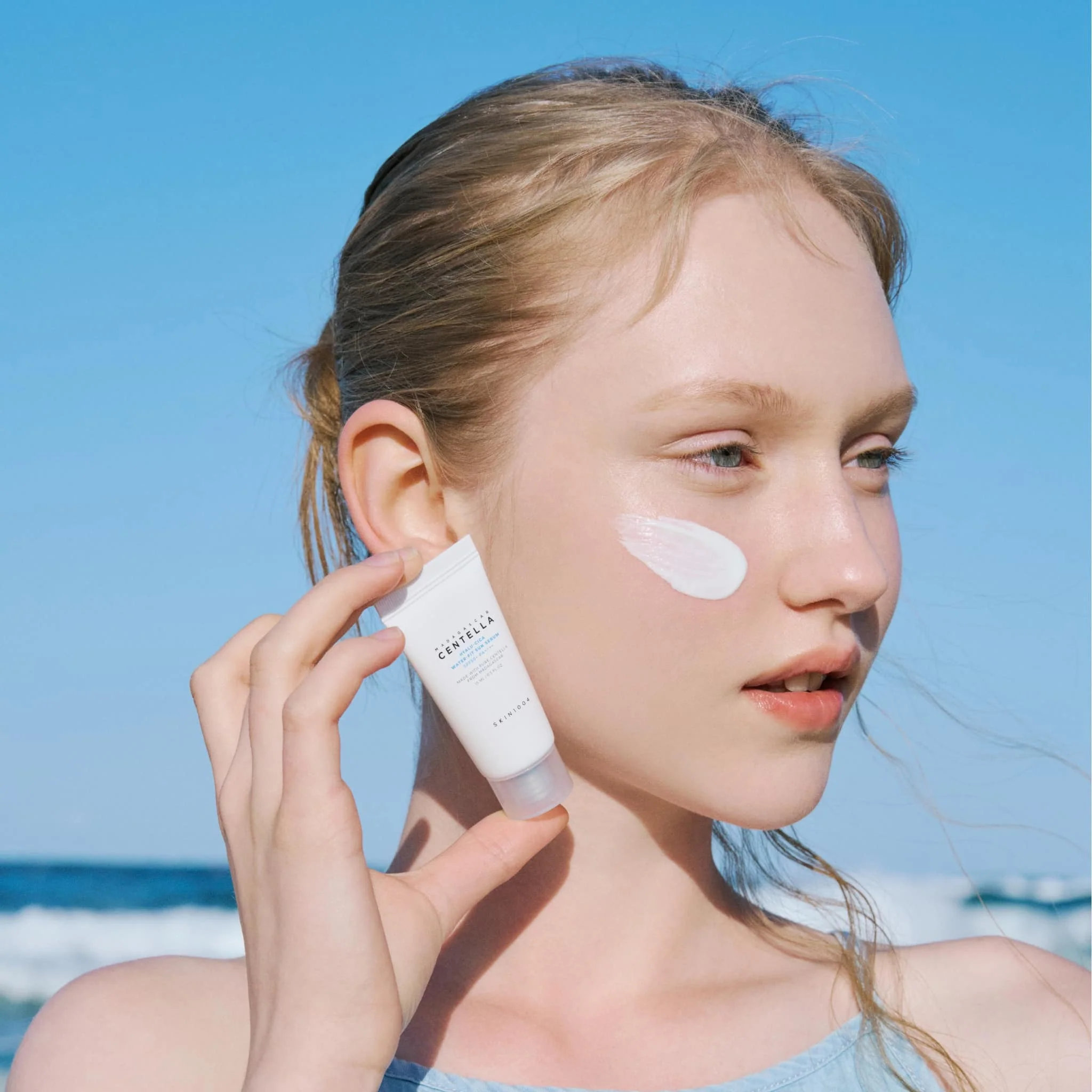 MADAGASCAR CENTELLA HYALU-CICA WATER-FIT SUN SERUM -15ML- PROTECTOR SOLAR - SKIN1004- - Imagen 3